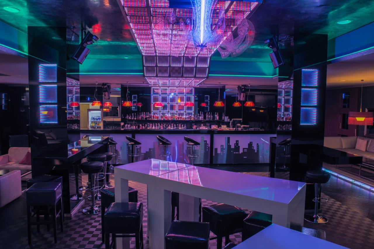 Spa Hotel Persenk Devin Ngoại thất bức ảnh The interior of the nightclub