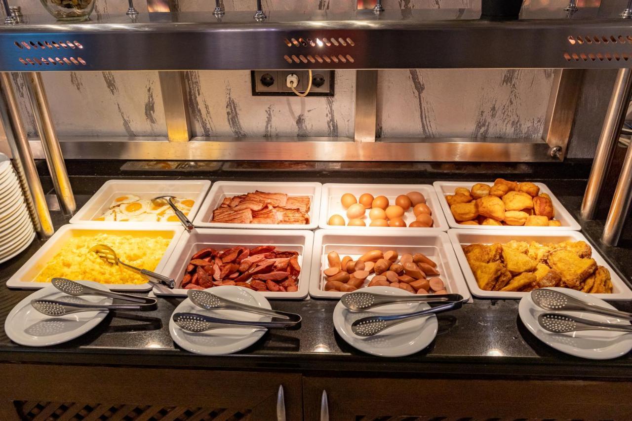 Spa Hotel Persenk Devin Ngoại thất bức ảnh A bain-marie with food