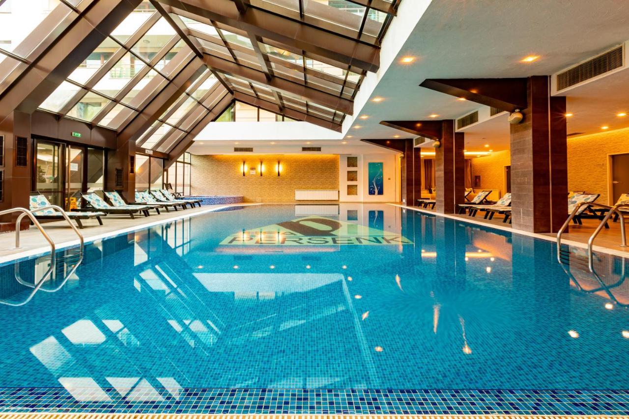 Spa Hotel Persenk Devin Ngoại thất bức ảnh The swimming pool at the hotel