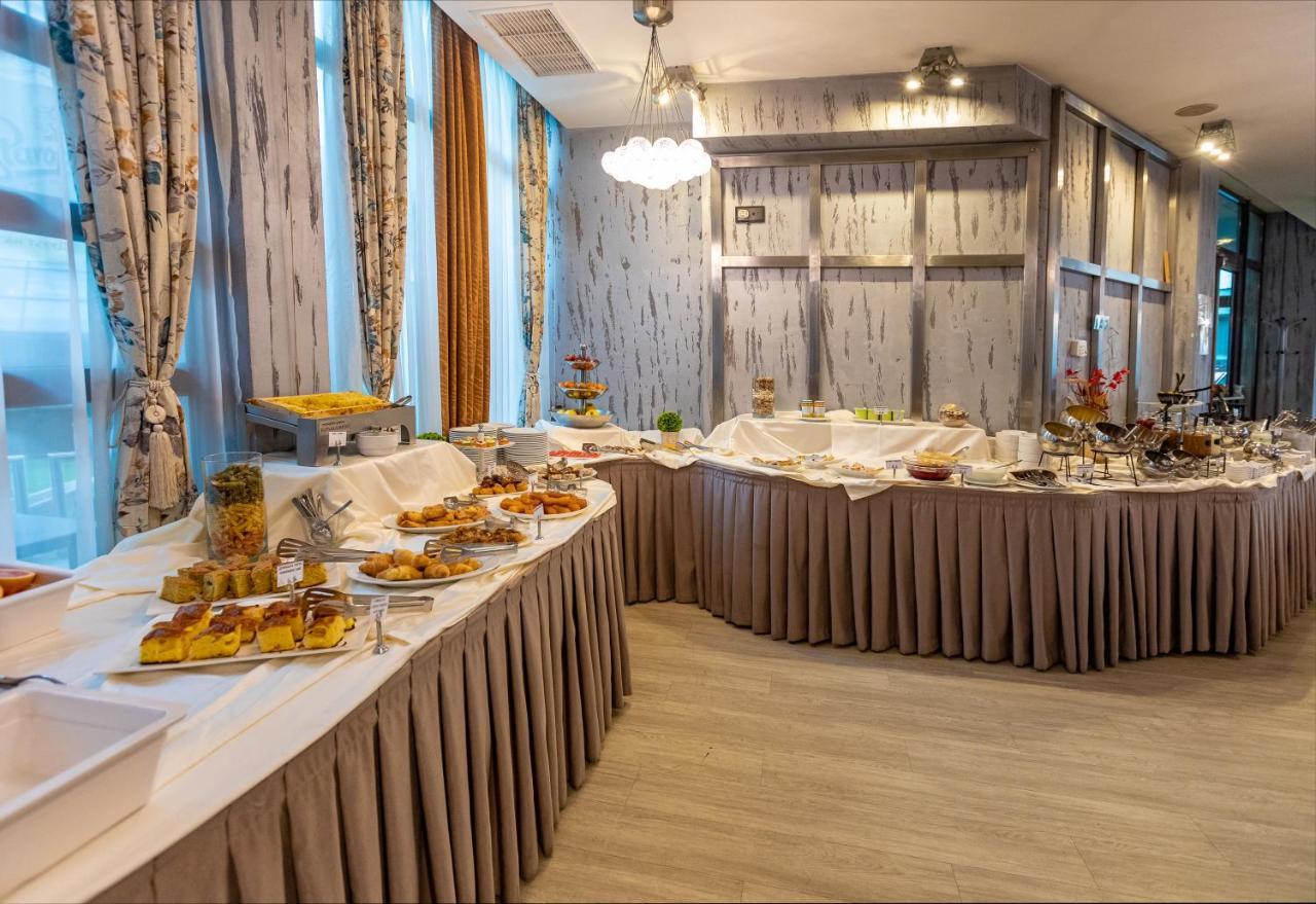 Spa Hotel Persenk Devin Ngoại thất bức ảnh A buffet at a hotel