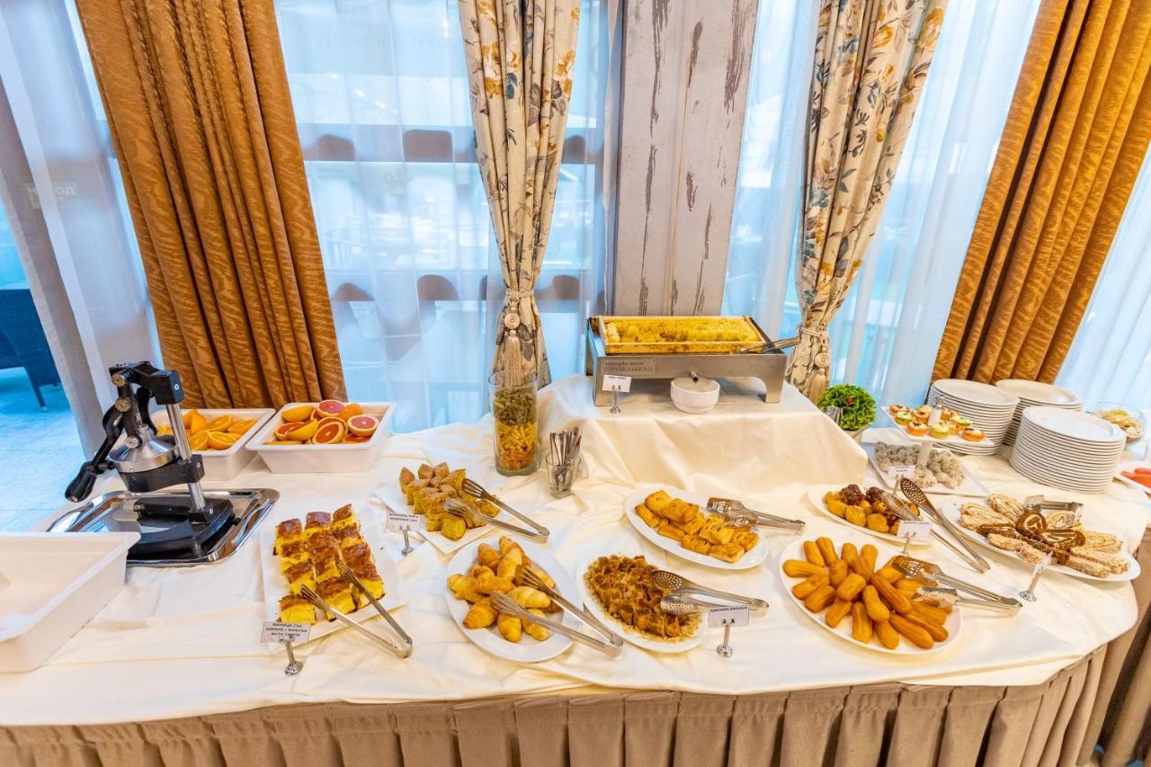 Spa Hotel Persenk Devin Ngoại thất bức ảnh A buffet table with a selection of Indian snacks