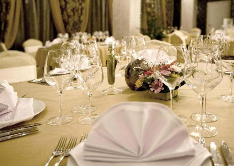 Spa Hotel Persenk Devin Ngoại thất bức ảnh A table set for a formal dinner