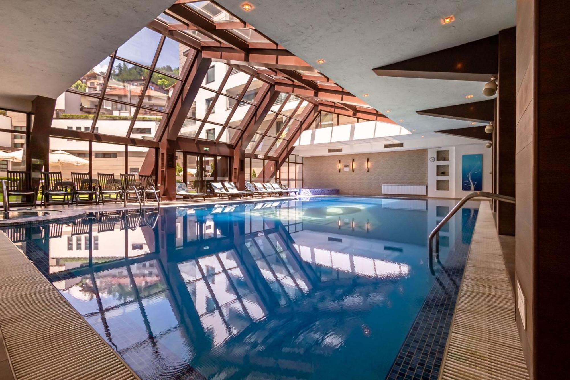 Spa Hotel Persenk Devin Ngoại thất bức ảnh The swimming pool at the hotel