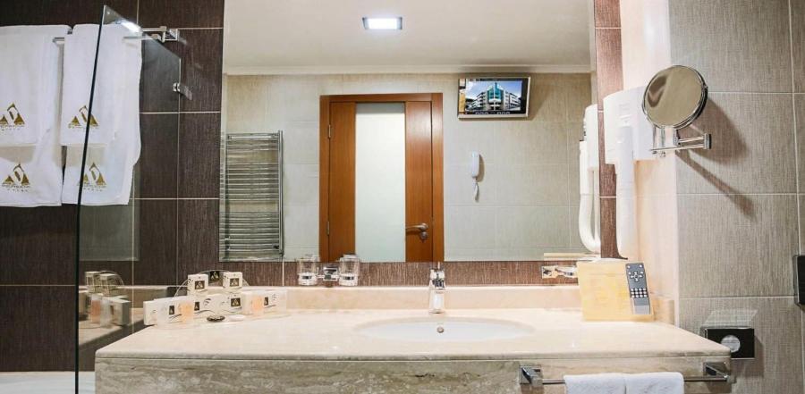 Spa Hotel Persenk Devin Phòng bức ảnh Bathroom mirror
