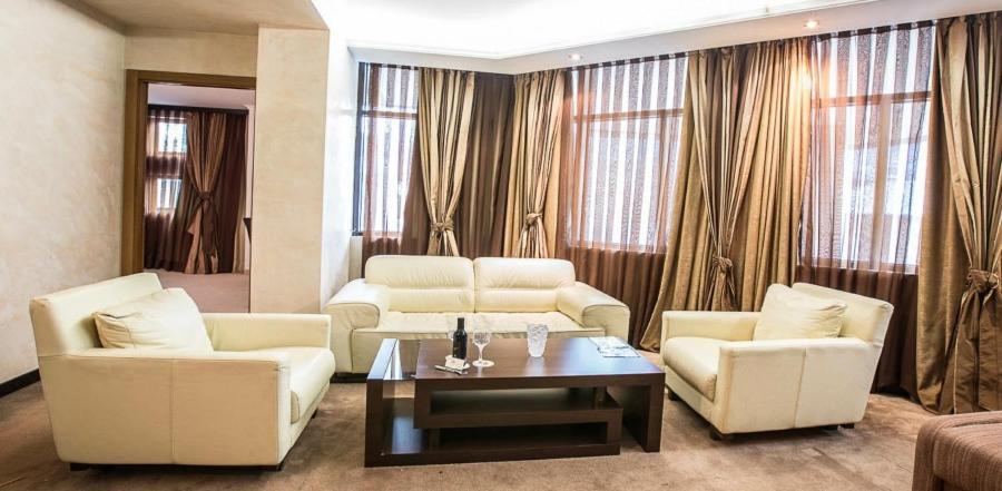 Spa Hotel Persenk Devin Phòng bức ảnh A living room with curtains